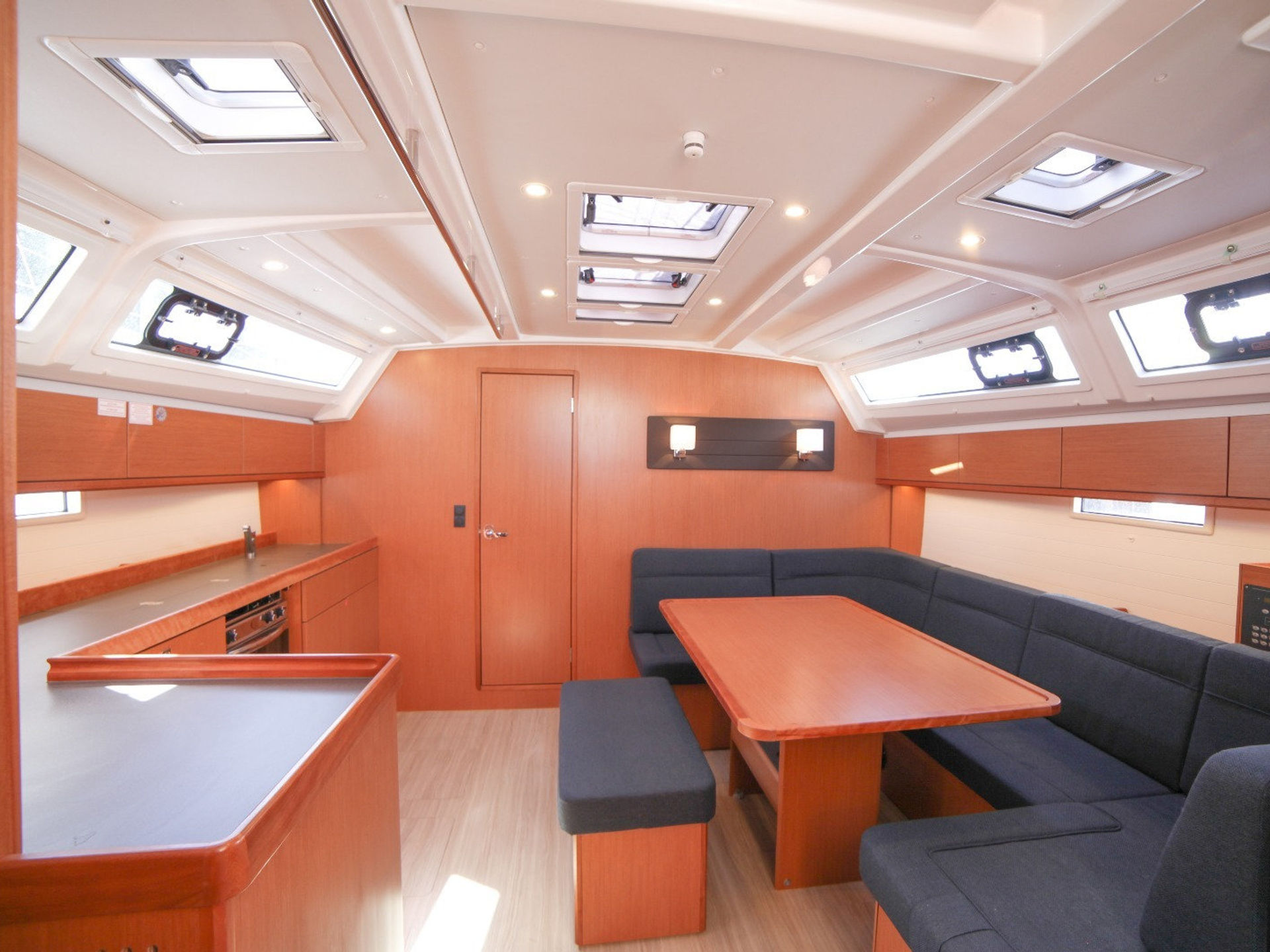 7622488990000105461_Sail_Monde_interior.jpg