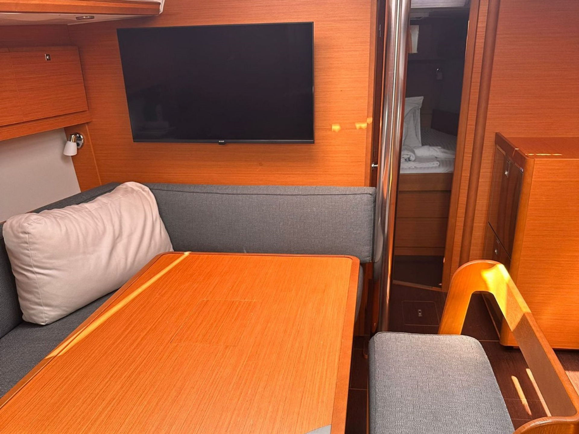 7622551730000105461_Scarlet_interior.jpg