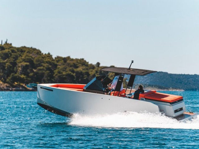 De Antonio Yachts Lav