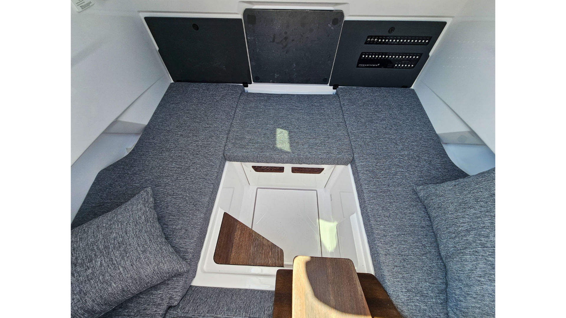 7750741000000100160_axopar_29_cabin_5.jpg