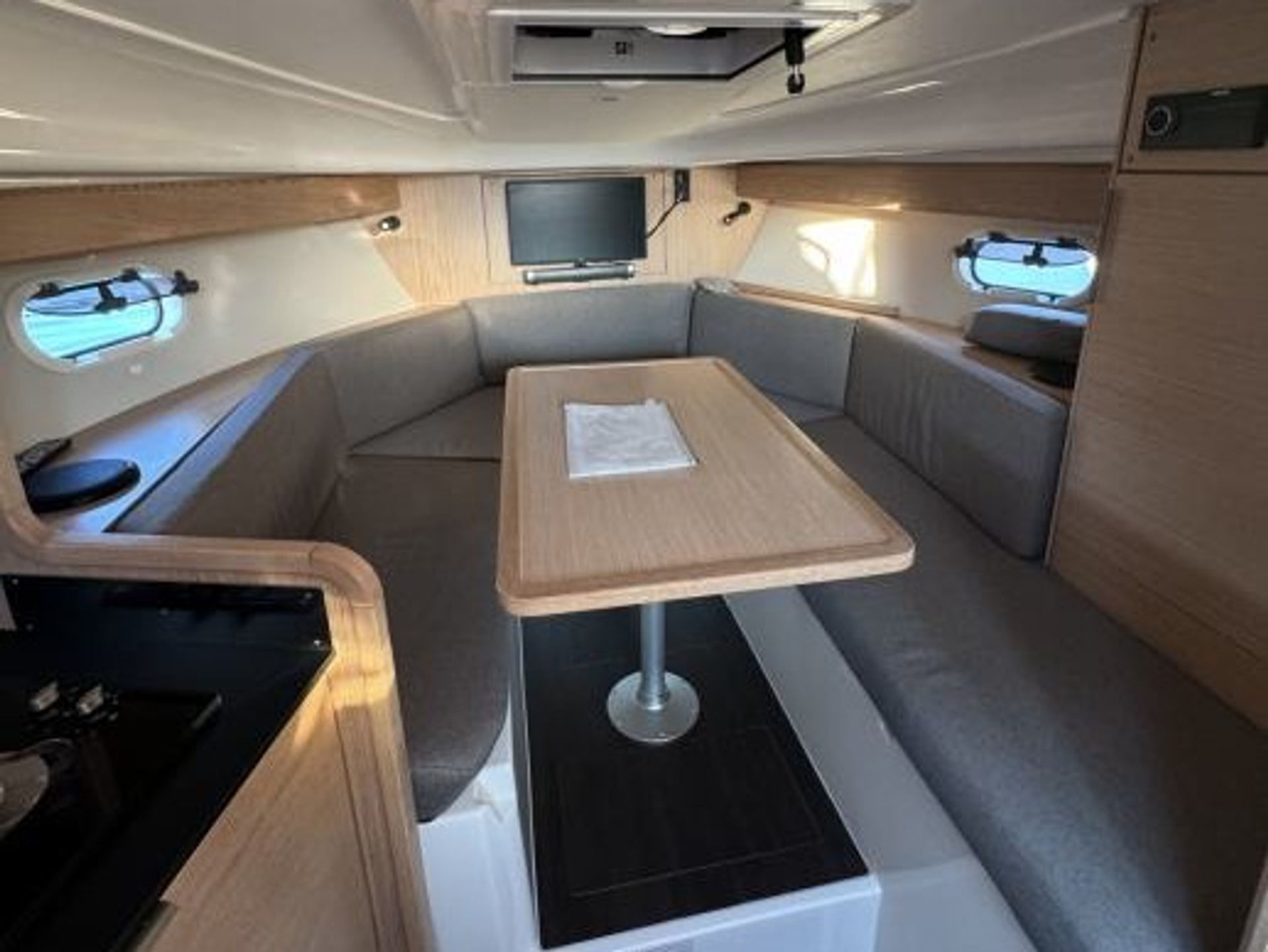 7776956600000102909_Lui_interior.jpg