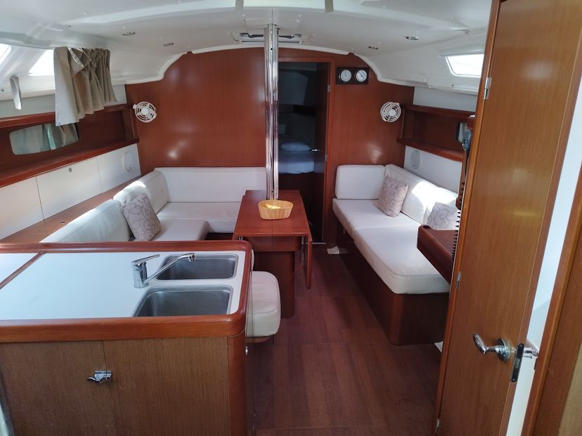 Beneteau 37 MINA "Sails 2025"