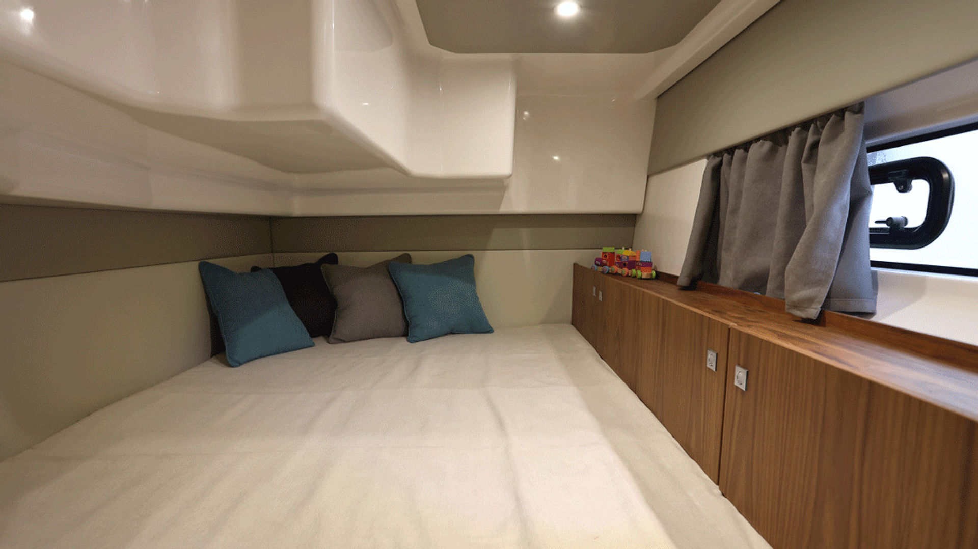 8008471127400575_Interior_Cabins_40.jpg