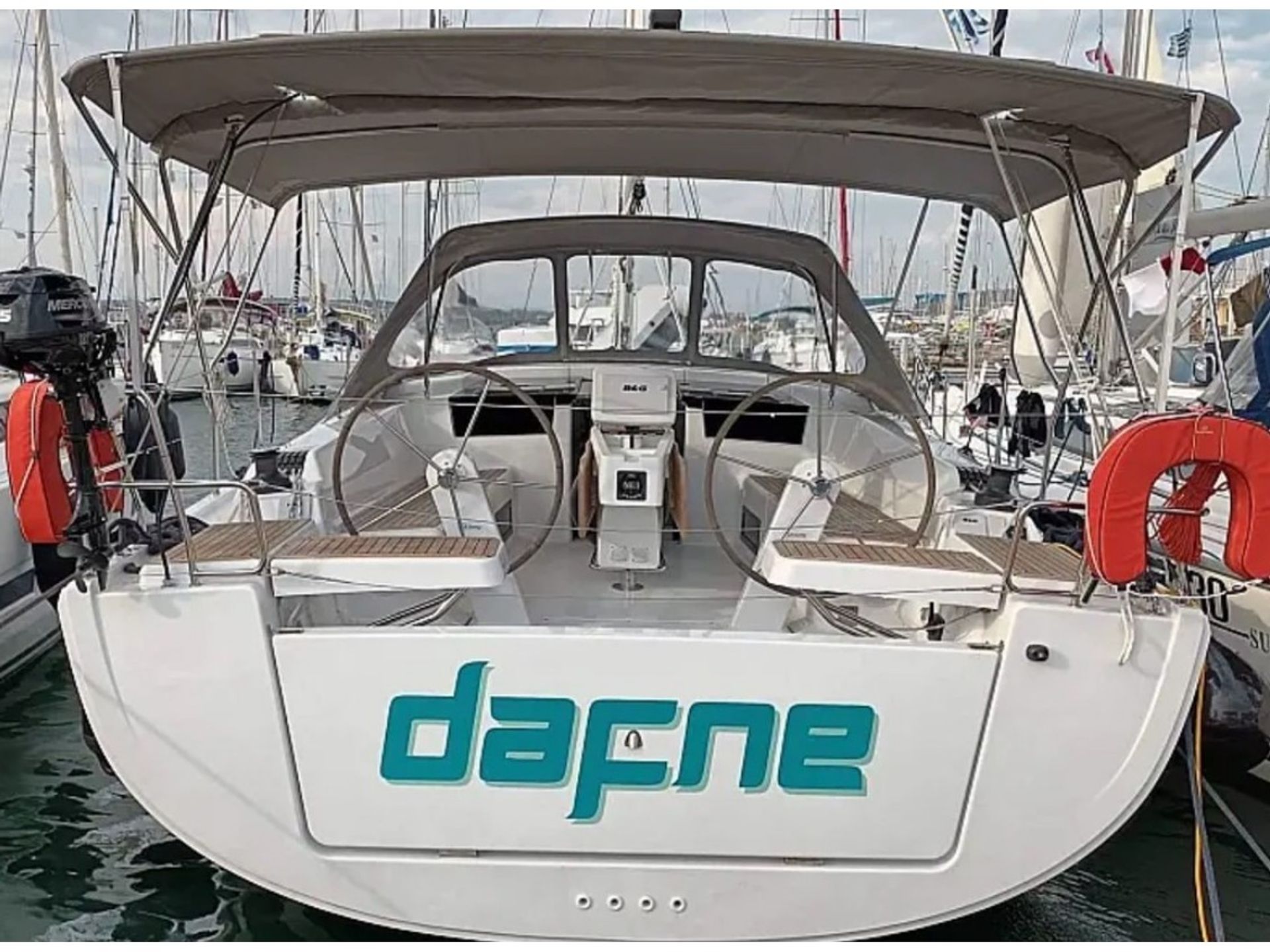 8019551481301496_Dafne_main.jpg