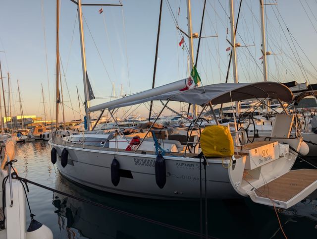 D&D Yachts EX Six on the Sea