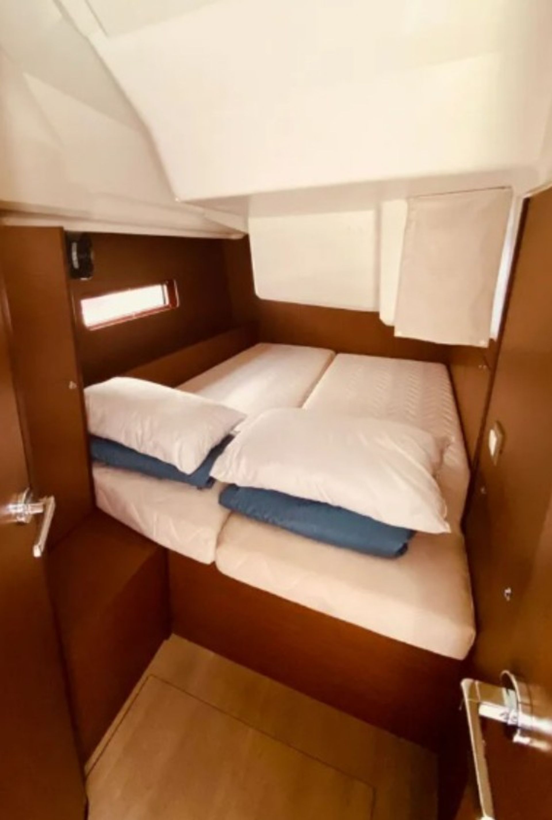 8550021481301496_cabin.jpg