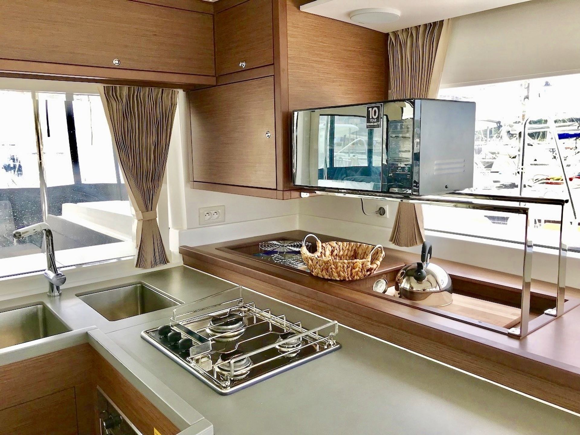 9913221611700168_Grad_DeLuxe_Foto_3_Yachting_2000_Charter_.jpg