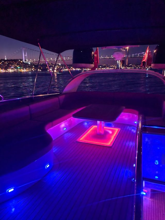 SUN TRACKER PARTY BARGE 22 XP3 Sunseeker Paradise 33 Strikes Back