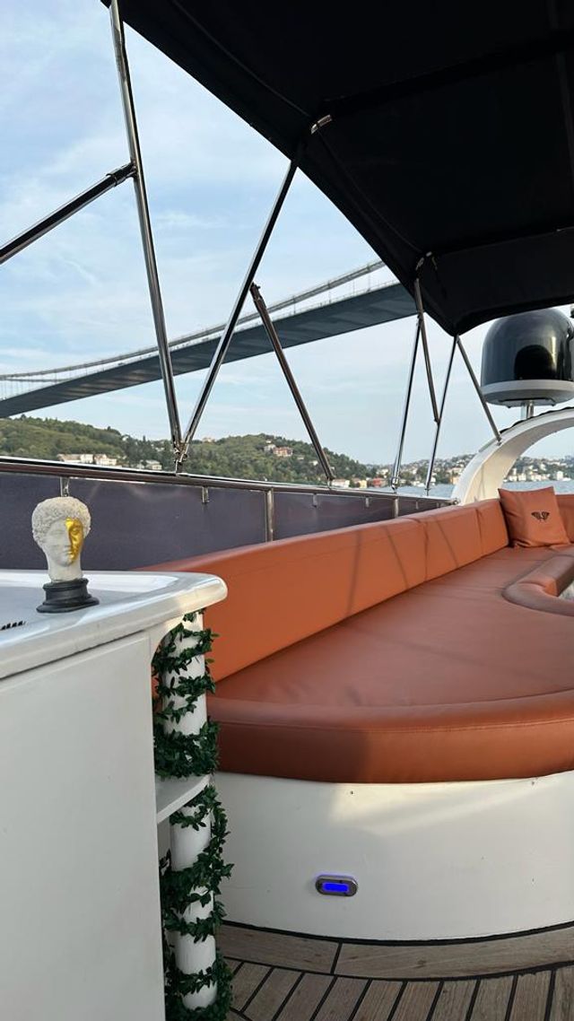 SUN TRACKER PARTY BARGE 22 XP3 Sunseeker Paradise 33 Strikes Back