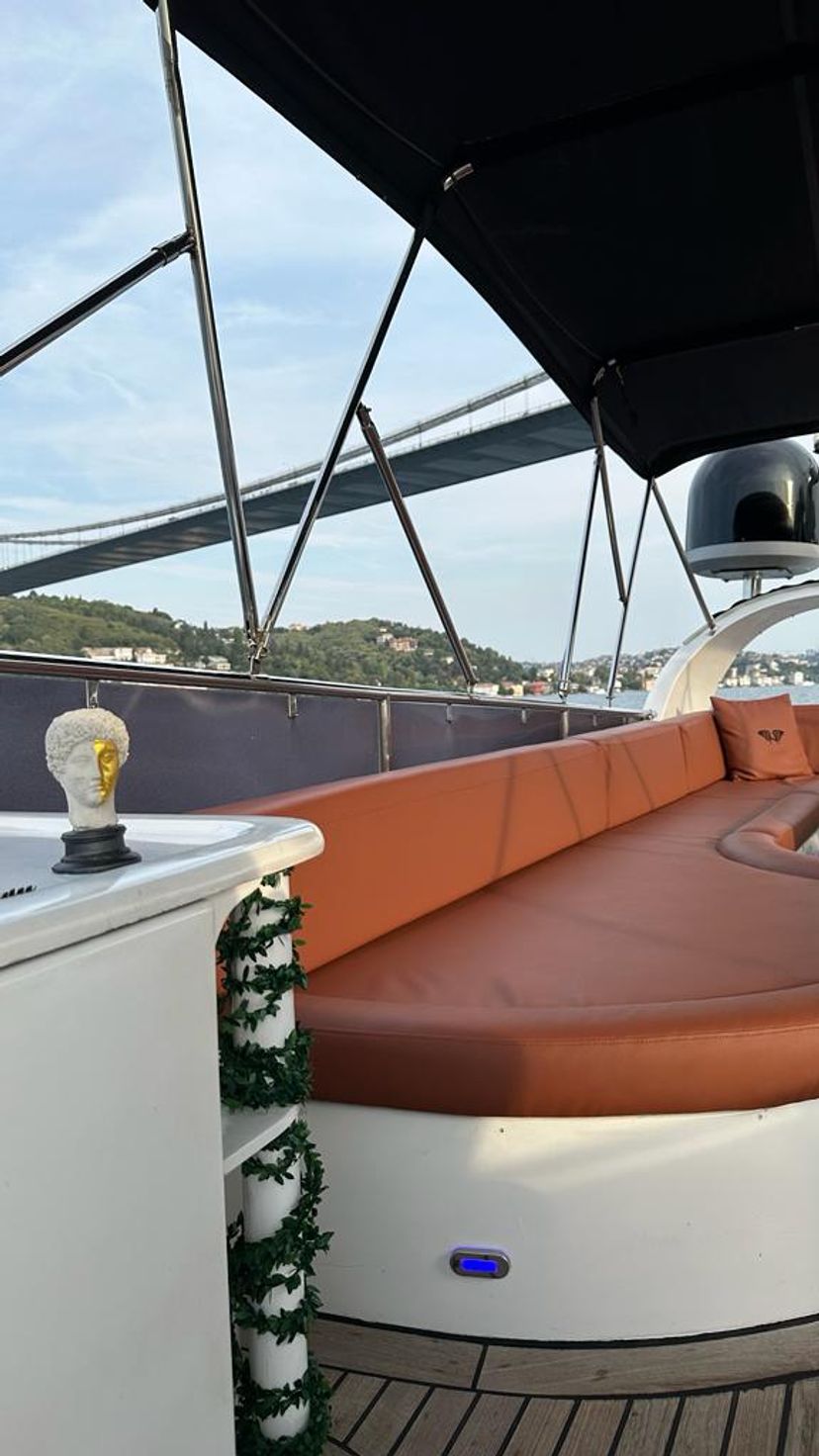 SUN TRACKER PARTY BARGE 22 XP3 Sunseeker Paradise 33 Strikes Back