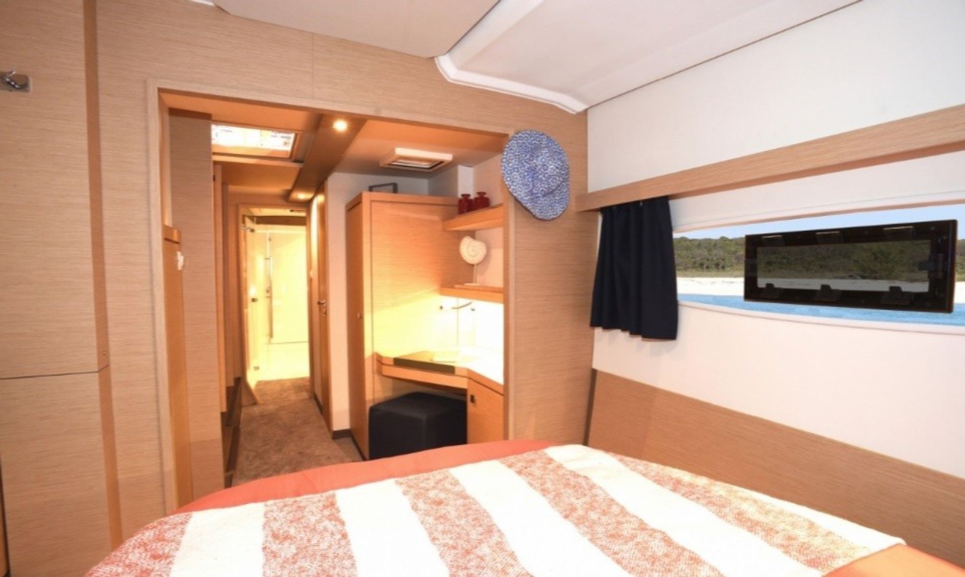 nausys-10127335-9870890-Lucia40Cabin2..jpg