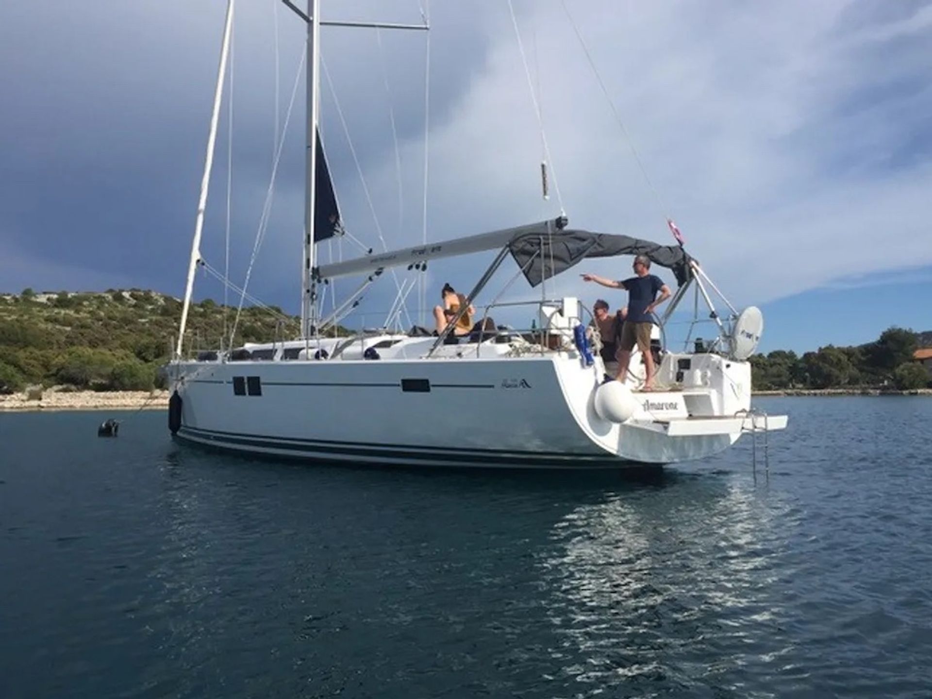 nausys-1509610-600853-main_H505Amarone_onbuoy.jpg