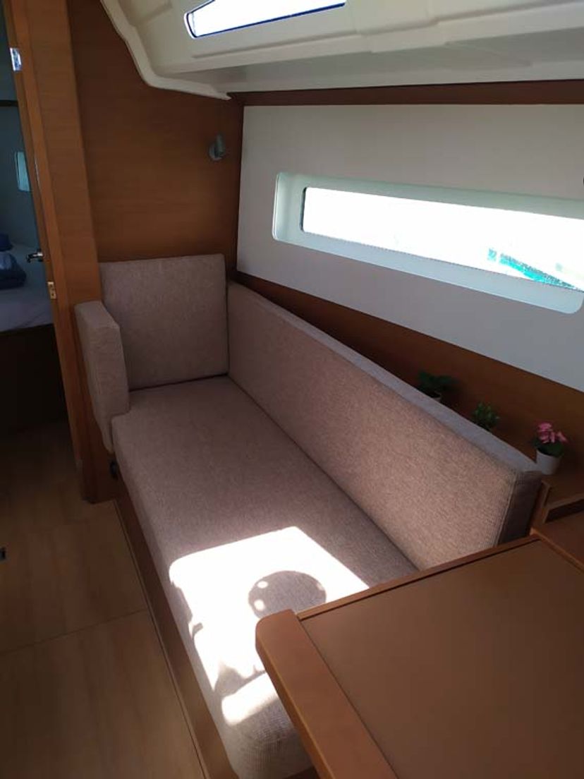 Jeanneau 38 Bright Elli
