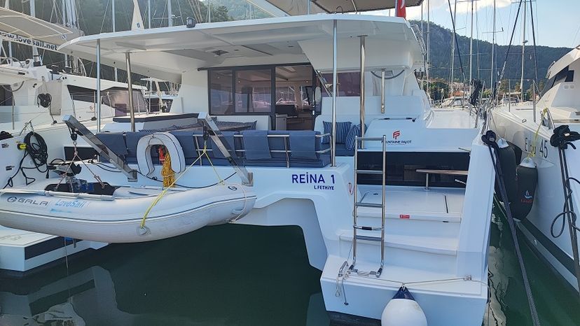 Fountaine Pajot 42 Reina