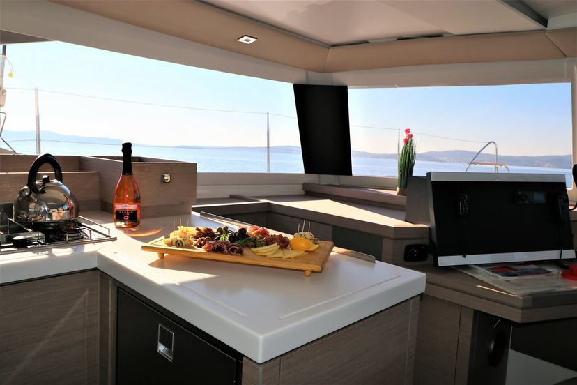 Fountaine Pajot 42 Mouse