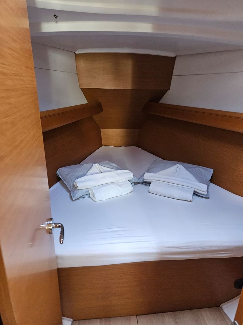 Jeanneau 38 Star of the Seas 3