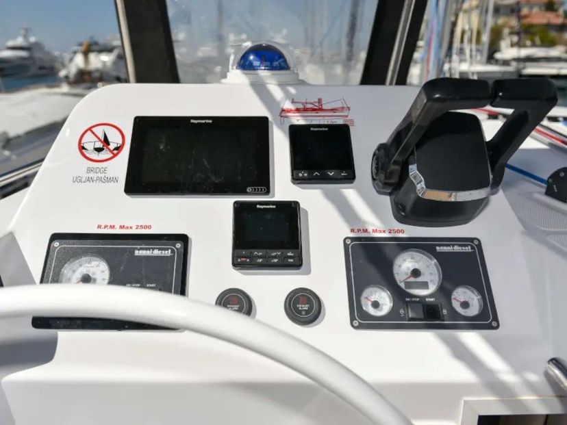 Aventura Catamarans 34 CLASS