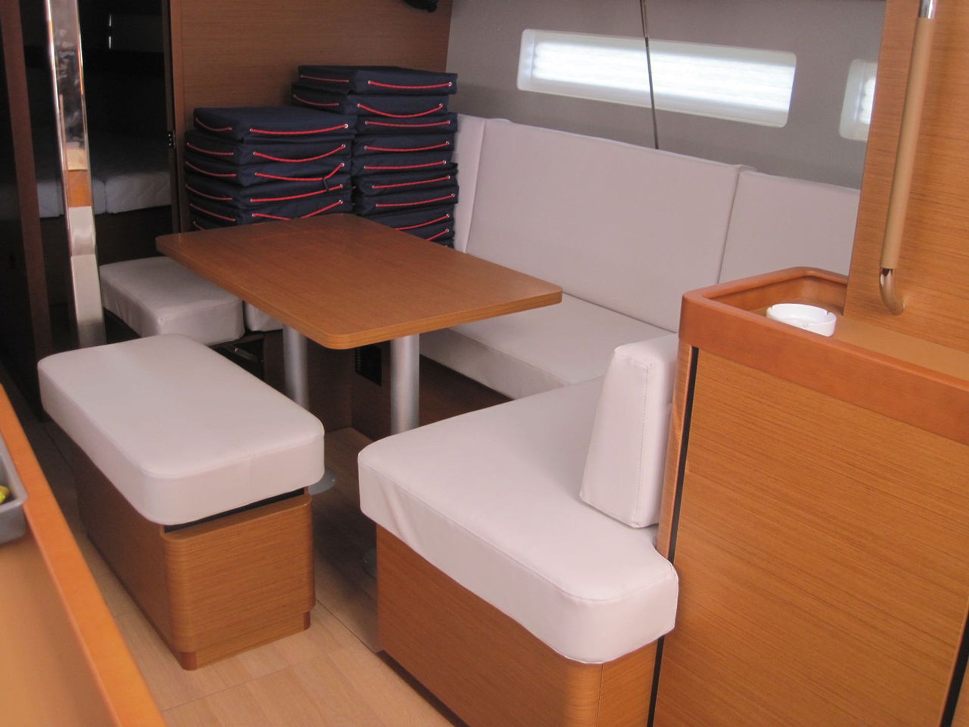 nausys-24023593-23970693-4167-int-pic-04-0.jpg