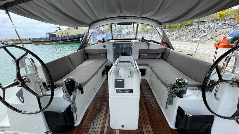 Jeanneau 40 White Cap