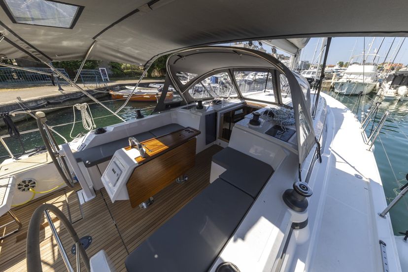 Bavaria Yachtbau C42 Maraschino