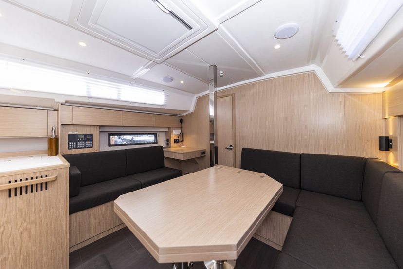 Bavaria Yachtbau C42 Maraschino