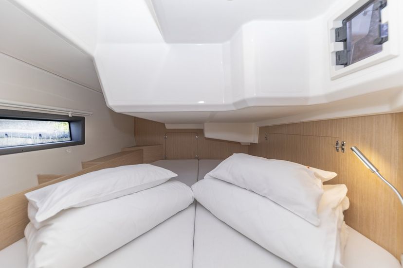 Bavaria Yachtbau C42 Maraschino