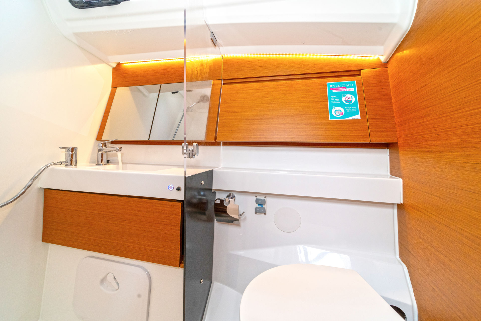 nausys-32308231-482137-_DSC0893_First Date_Jeanneau_Sun Odyssey 410_Istion Yachting_L (1).jpg