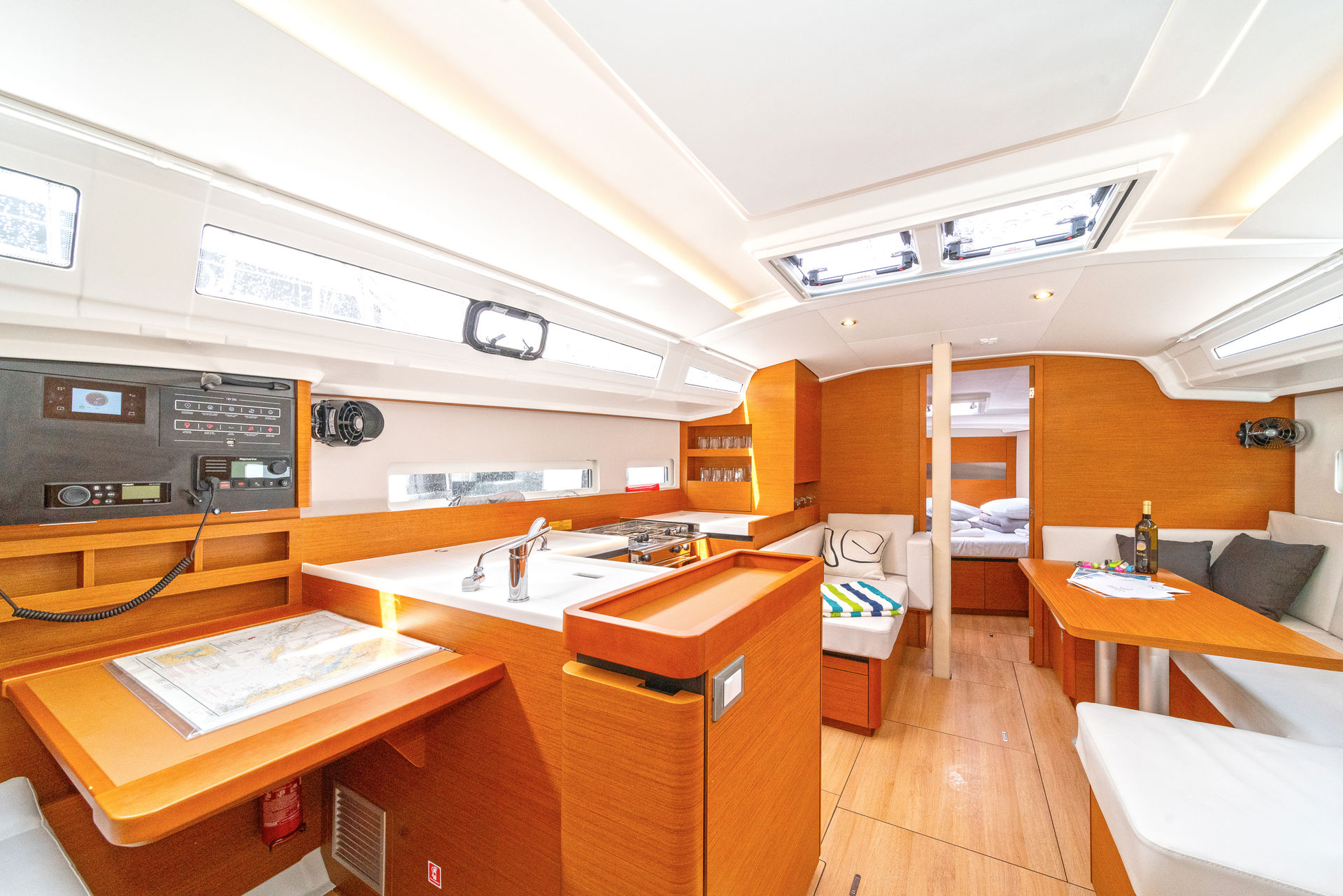 nausys-32308231-482137-_DSC0907_First Date_Jeanneau_Sun Odyssey 410_Istion Yachting_L (1).jpg