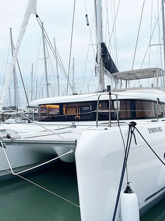 Lagoon 42 Sailing Breeze