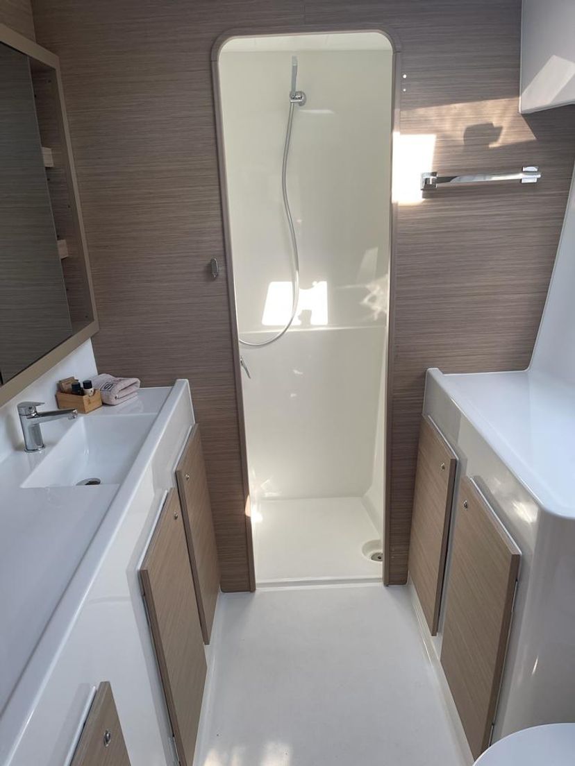 Lagoon 42 Sailing Breeze