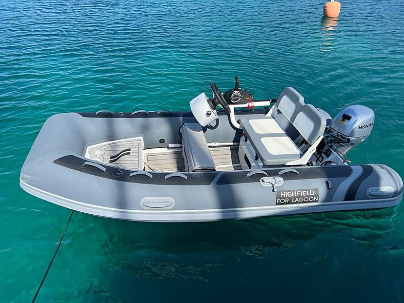 Lagoon 42 Sailing Breeze