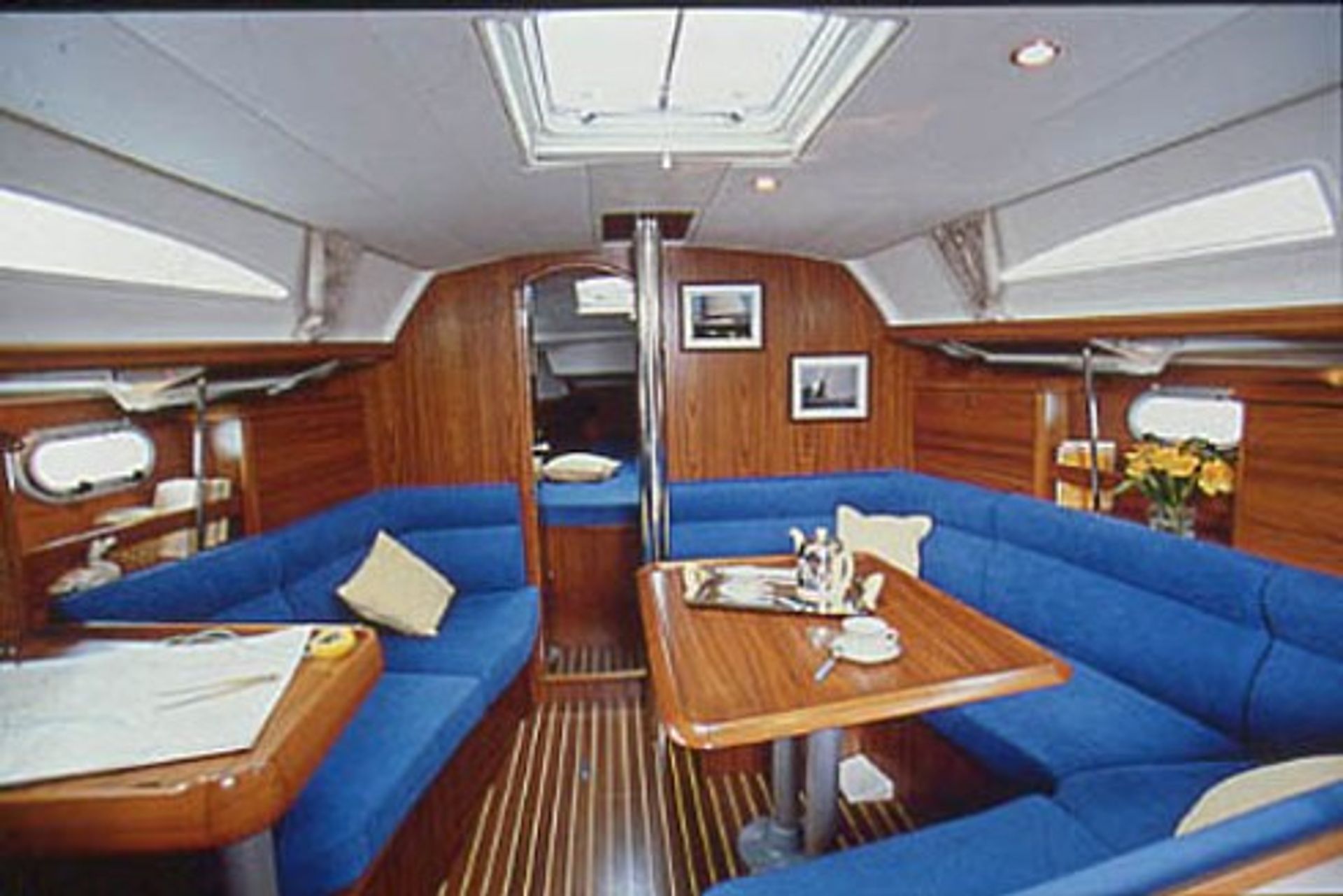 nausys-38995834-23362337-nSunOdyssey37_inside.JPG