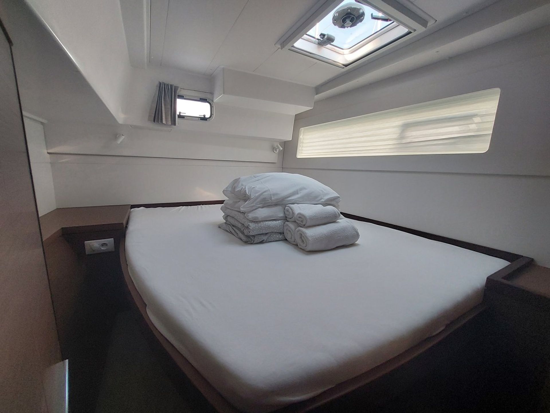 nausys-39251591-600853-Lagoon40Manu_cabin.jpeg
