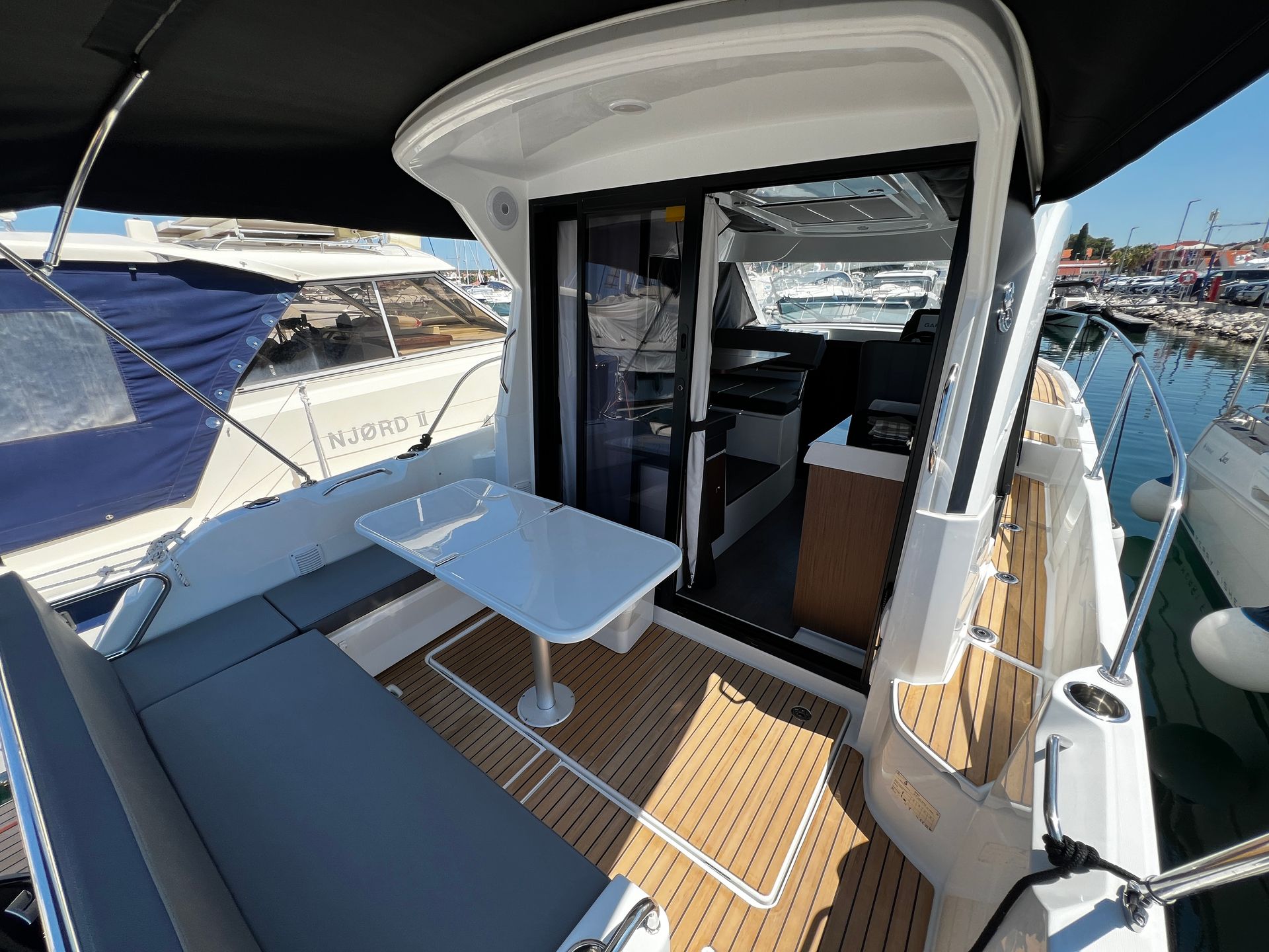 nausys-40891817-1531999-n1.JPG