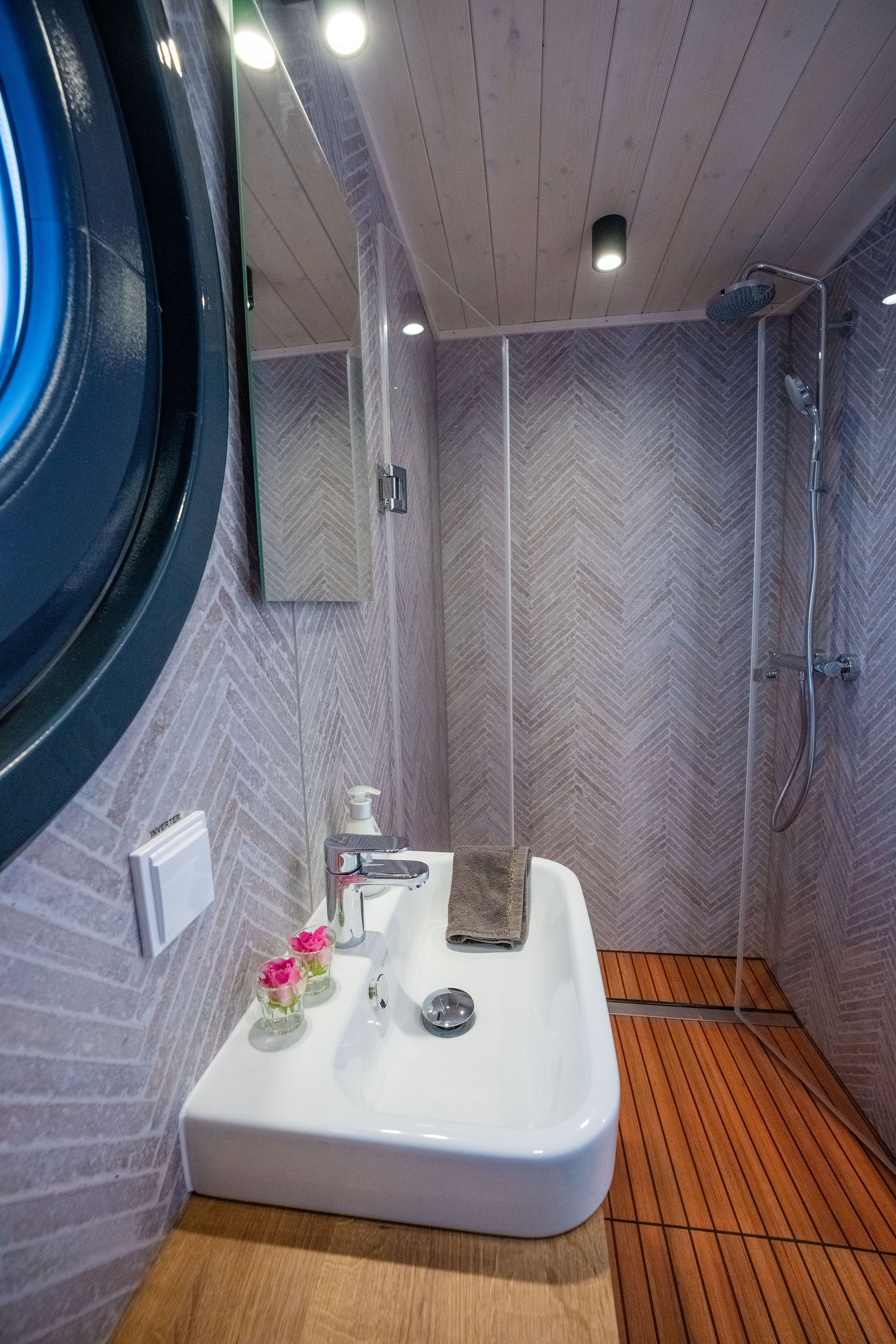 nausys-43249372-43230832-w3.jpg