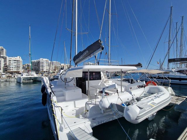 Aventura Catamarans 37 Hakuna