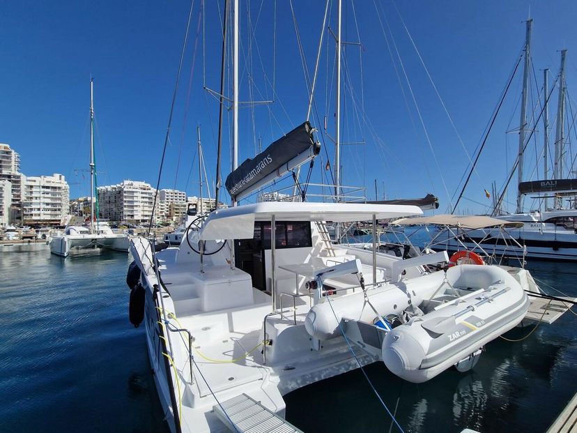 Aventura Catamarans 37 Hakuna
