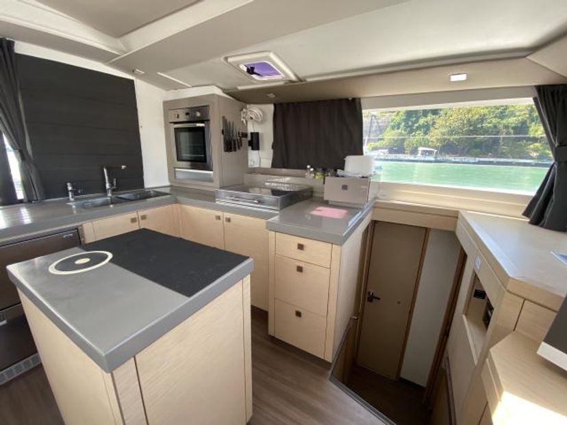 Fountaine Pajot 47 Lola 2