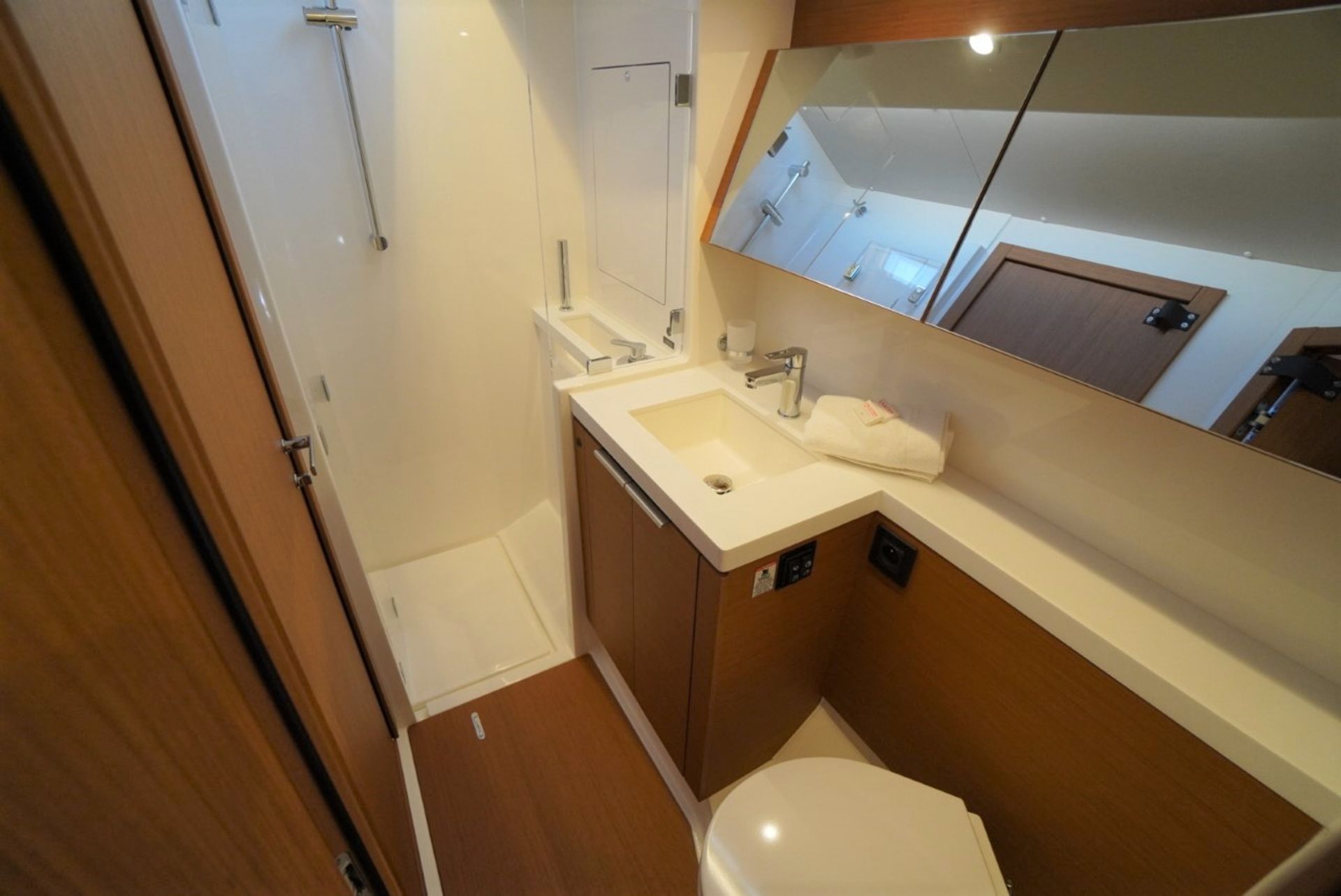 nausys-54428996-126227-w2.JPG