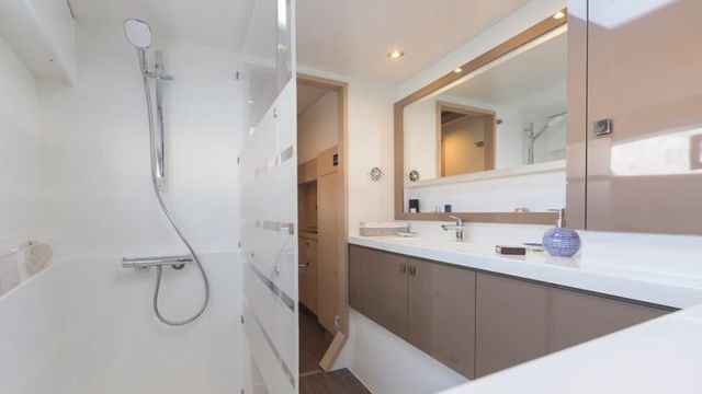 Fountaine Pajot 42 Satellite