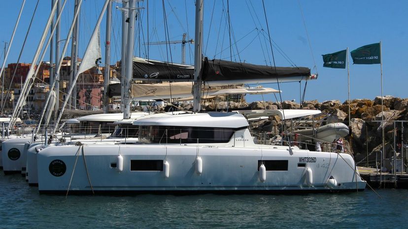 Lagoon 42 WHITE MOON 