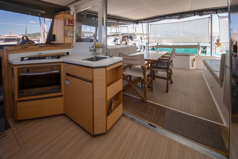 Bavaria Yachtbau 40 Whale Symphony