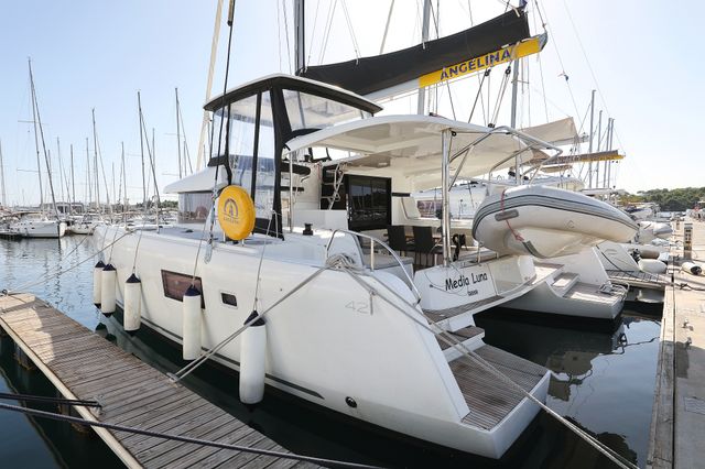 Lagoon 42 Media Luna