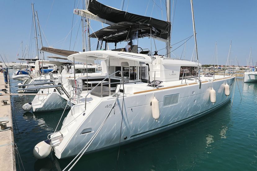Lagoon 45 Hot Stuff