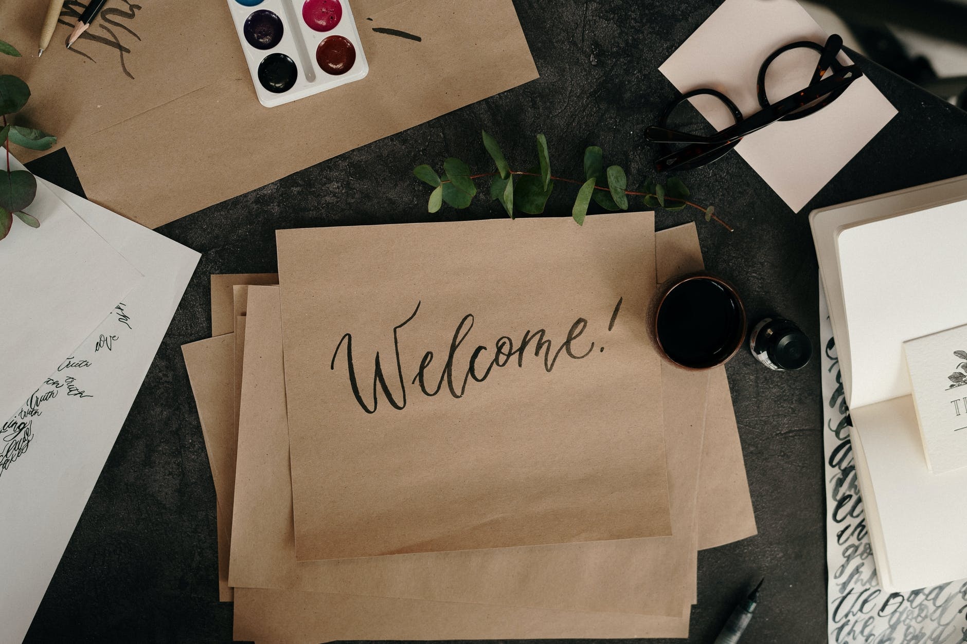 19-items-your-new-hires-expect-to-see-in-their-welcome-kit