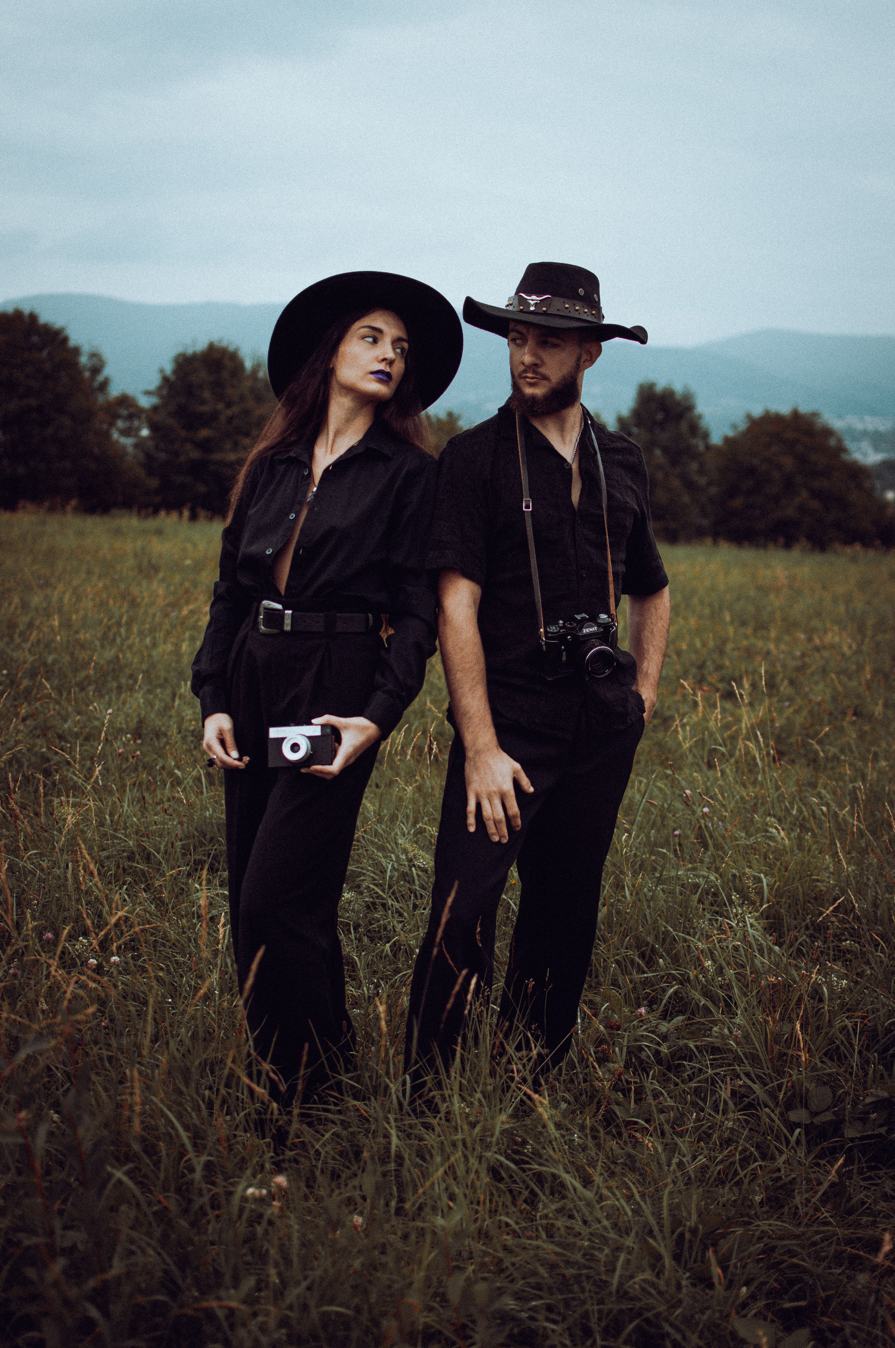 Banner, dłonie na aparatach.