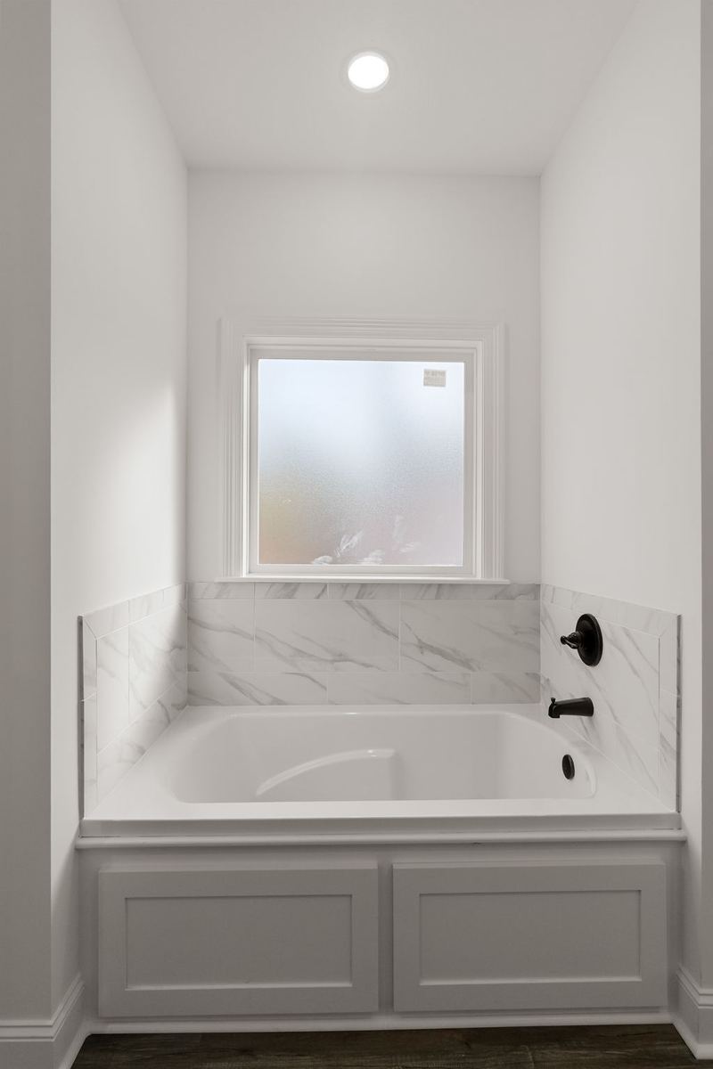 Ms 44 20 primary bath tub — 896 HWY 44, Sumrall MS