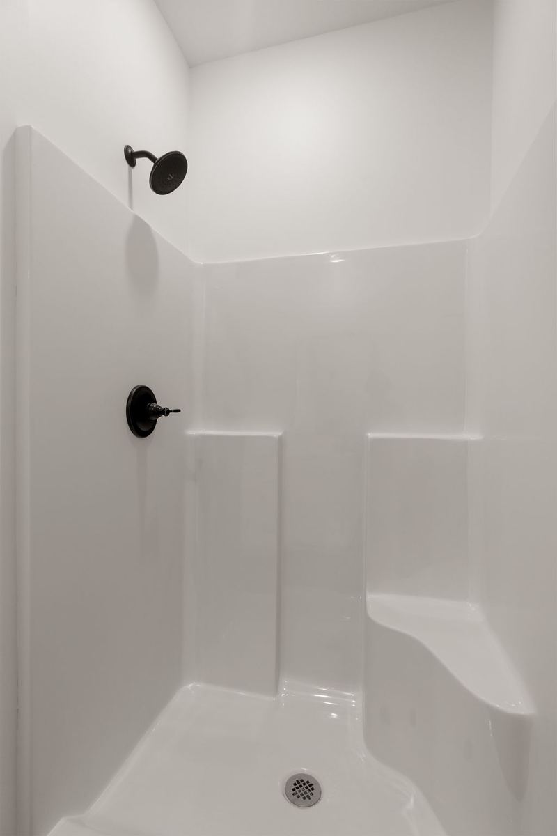Ms 44 21 primary bath shower — 896 HWY 44, Sumrall MS
