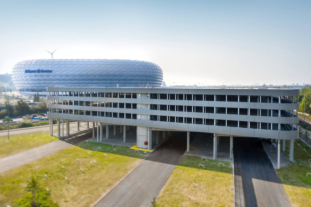 Außenansicht der Parkhausreferenz Allianz Arena in München