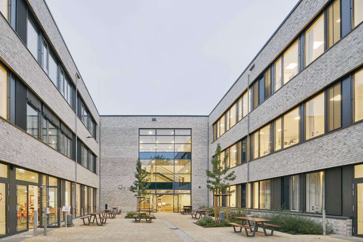 Exterior view of the school building reference „Sophienschule Hannover“